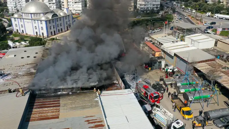 İzmir’de Oto Lastikçide Çıkan Yangın Çevreyi Alev Alev Sardı!