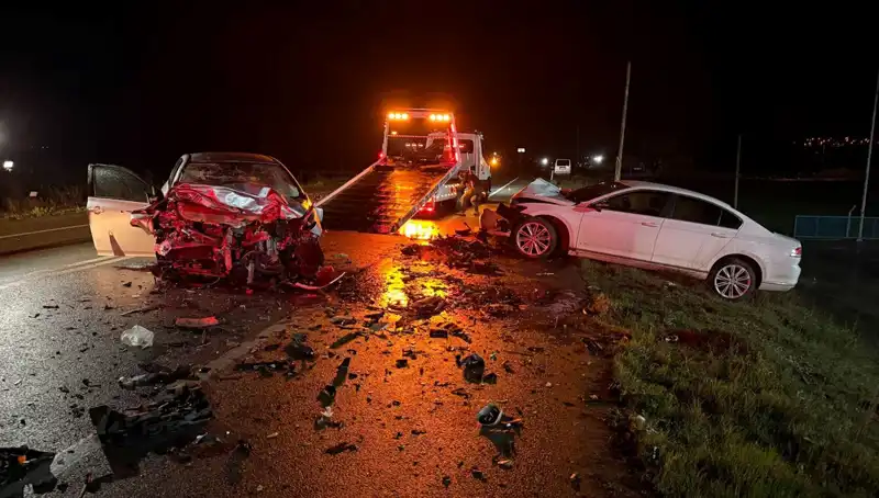 Çanakkale’de Feci Kaza: İki Otomobil Kafa Kafaya Çarpıştı, 3 Can Gitti