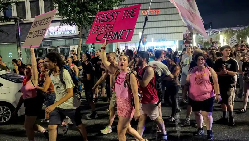 Tel Aviv'de On Binlerce Kişi Netanyahu'yu Protesto İçin Sokağa Çıktı