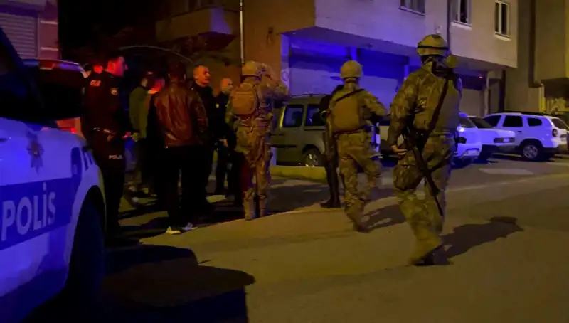 Balkondan Tüfekle Ateş Açan Şahıs, Polisin Gelmesiyle Kendini Kapatıp Olayı Büyüttü
