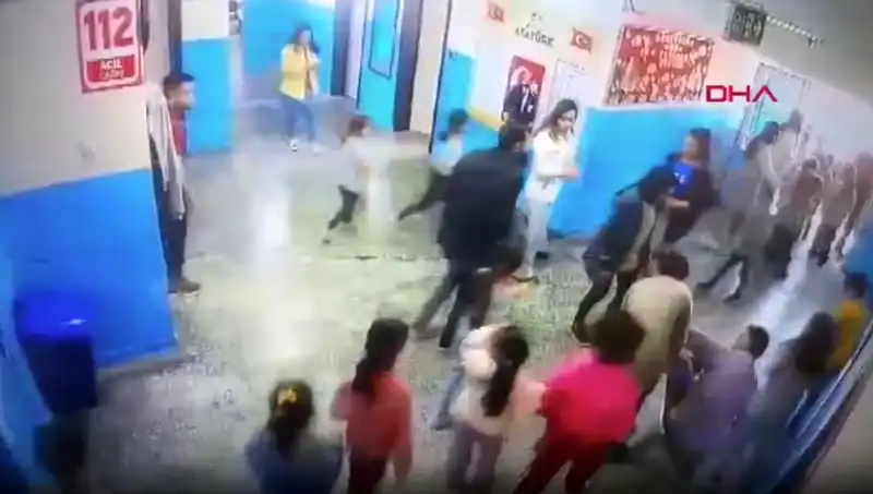 Bayılan Öğrenciyi Müdür Yardımcısı Hayata Döndürdü: O Anlar Kameraya Yansıdı