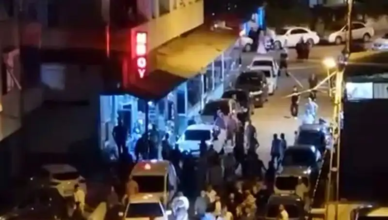 Düğün Çıkışı Şok Edici Olay: Kalabalığın İçine Daldı!
