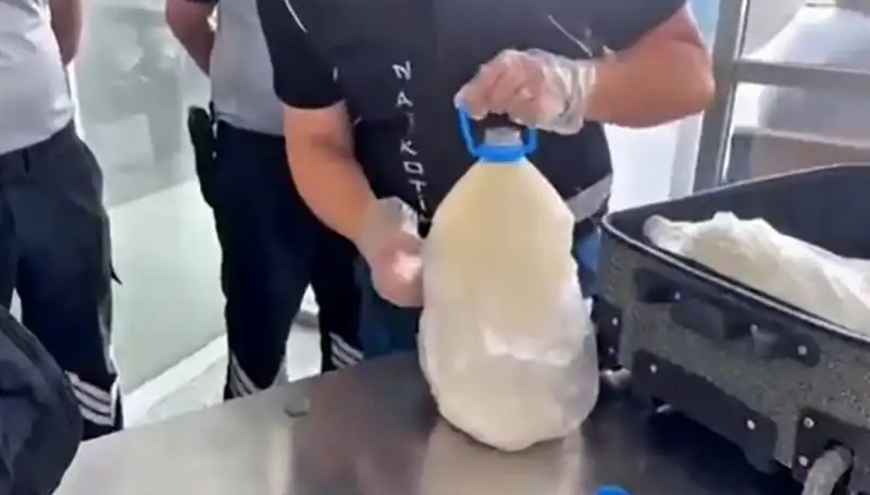 Havalimanında Süt Şişesinde Ele Geçirilen Kaçak Malzeme Şok Etkisi Yarattı