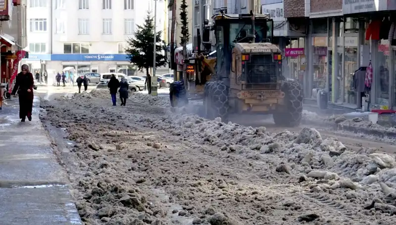 Sarıkamış'ta Kışın Zorluklarıyla Mücadele: Kar ve Buz Temizliği Devam Ediyor