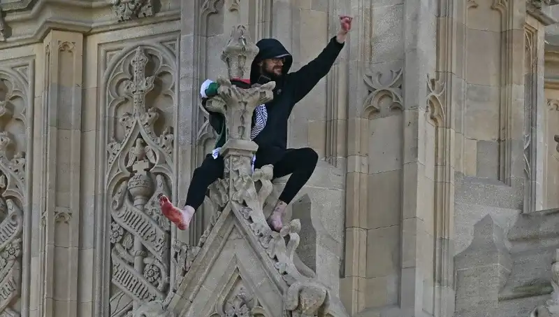 Londra'da Filistin Bayrağıyla Big Ben'e Tırmanan Protestocu Olay Yaratıyor