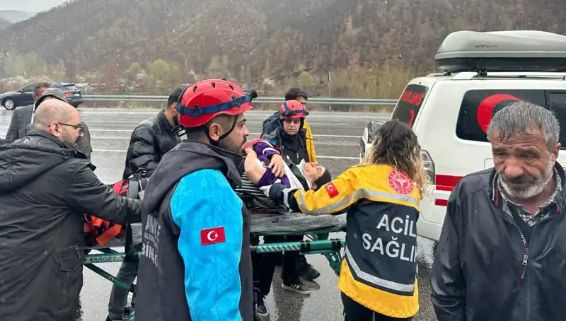 Otomobil İstinat Duvarına Çarptı: Kazada 5 Kişi Yaralandı!