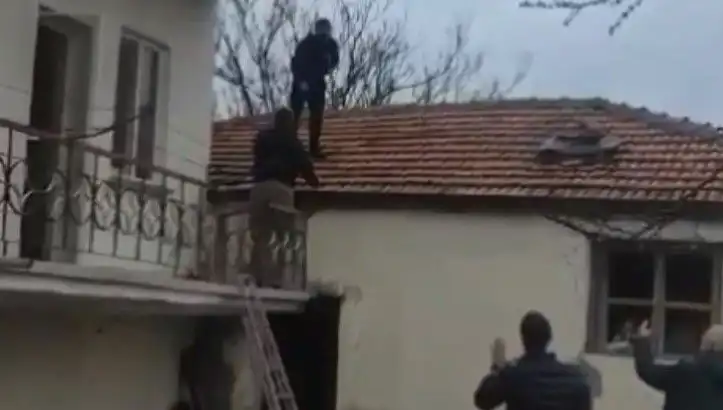 Polis, Çatıda Kıstırılan Şüpheli Direndi: "10 Yıldır Yatıyorum, Bir Daha Yatamam!"