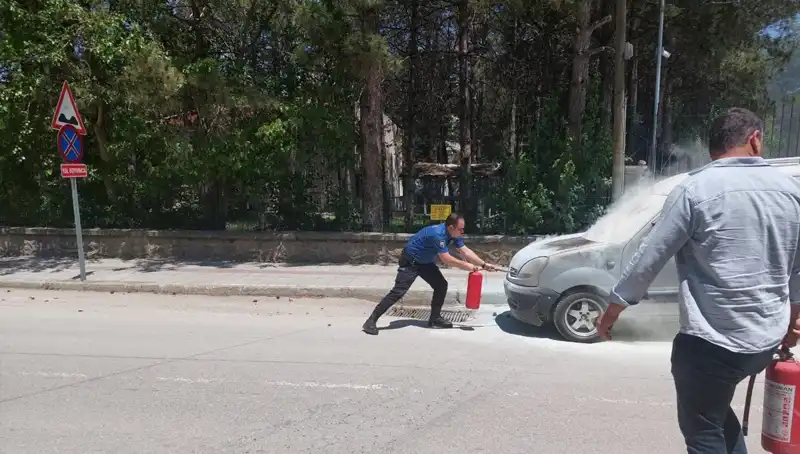 Emniyet Binası Önünde Yangın Paniği: Araç alev aldı, Polis Hızla Müdahale Etti