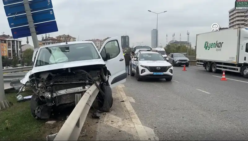 Otoyolda Feci Kaza: Bariyere Ok Gibi Saplanan Araçta Şok Görüntüler