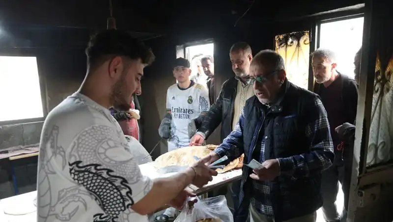 Her Gün 7 Kilometre Yol Yürüyüp Ekmek Alıyorlar: Neden Bu Kadar Yoğun?