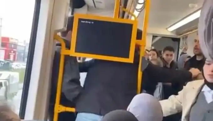 Metroda Tekme Tokat Kavga: Yolcular Dehşeti Yaşadı!
