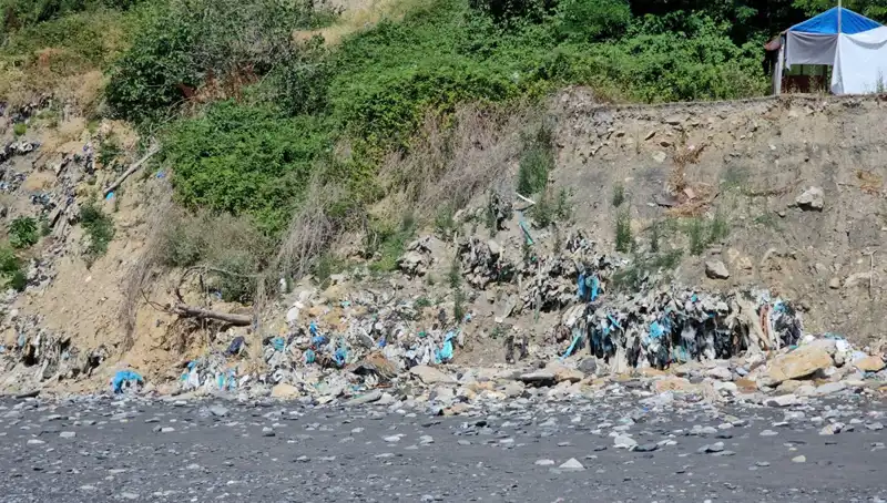 Kozlu Sahil’de Oluşan Çöp Yığını, Doğa Severlerin Tepkisini Çekiyor