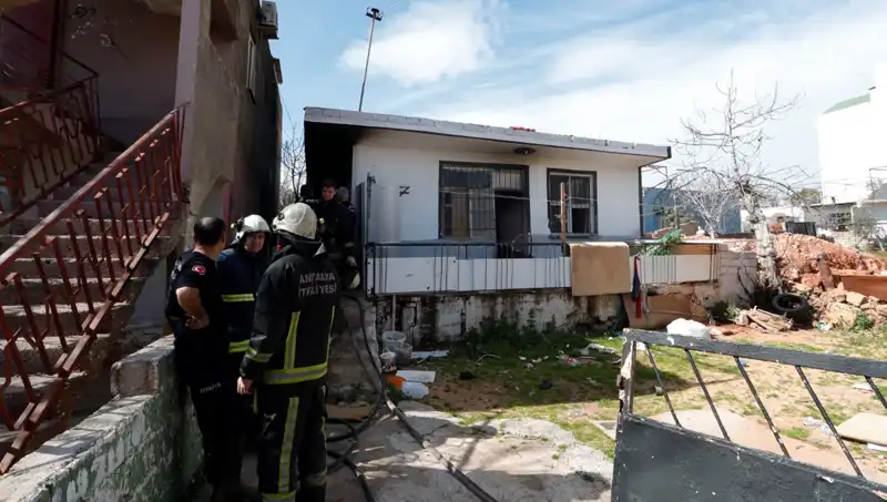 Antalya'da Gecekonduda Çıkan Yangın Ulaşıma Engeller Yarattı