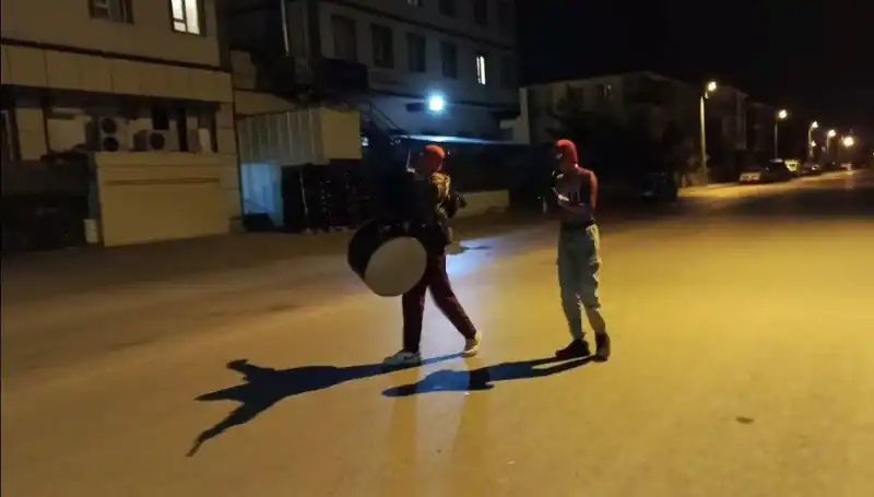 Erzincan Sokaklarında Eğlence: Örümcek Adamlar Sahur İçin Sokağa Çıktı