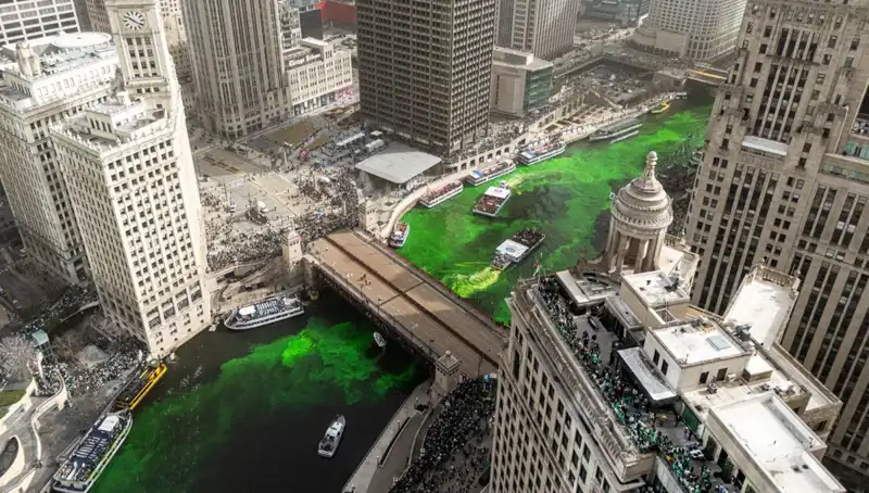 ABD'de Aziz Patrick Günü: Chicago Nehri Kestane Renginden Yeşile Dönüştü