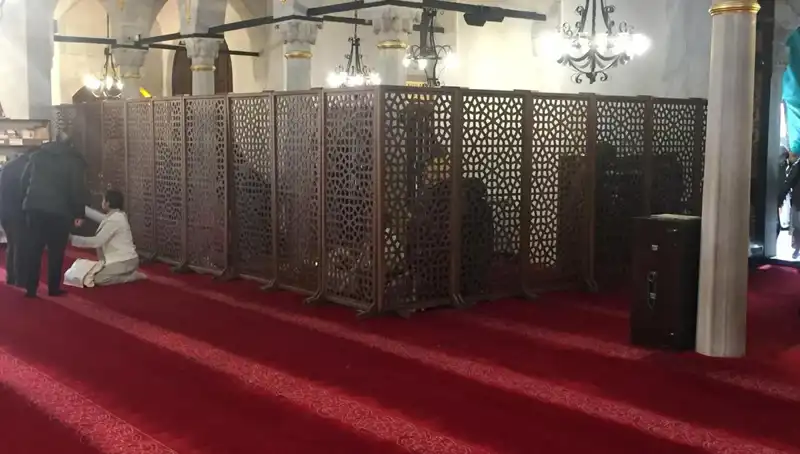 Kadın ve Erkeklerin Yan Yan Teravih Namazı Kıldığı İddiası İncelendi