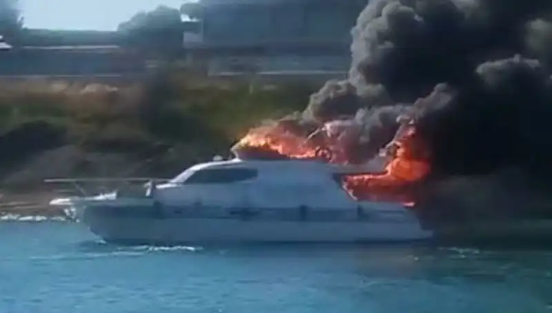 Çeşme Marina'da Motoryat Korkutan Yangın: Alevler Kontrol Altına Alındı
