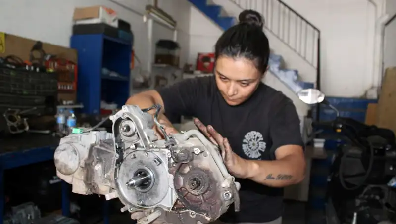 Hayriye, Eşi İçin Motor Ustası Olmayı Seçti: Çırak Sorununu Aşarak Örnek Oluyor