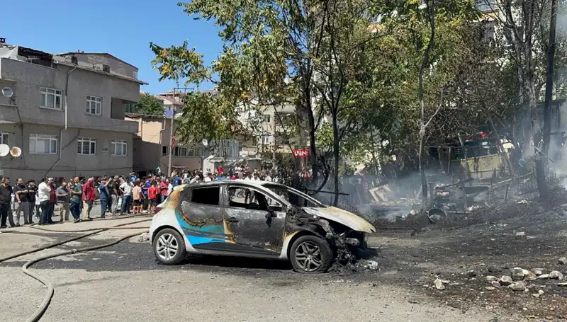 Gecekonduda Çıkan Yangın, Park Halindeki Araçta Büyük Hasara Neden Oldu