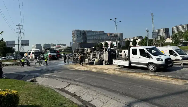 D-100 Yan Yolda Beton Mikseri Devrildi, Trafik Durma Noktasına Geldi