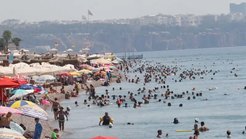 Antalya’nın Sıcak Denizi, Yaz Turizmine Nasıl Yön Veriyor?