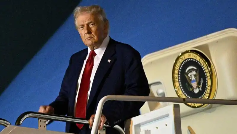 Katar'ın Milyar Dolarlık Uçağı: Trump'a Özel Lüks Jet Görüntülendi!