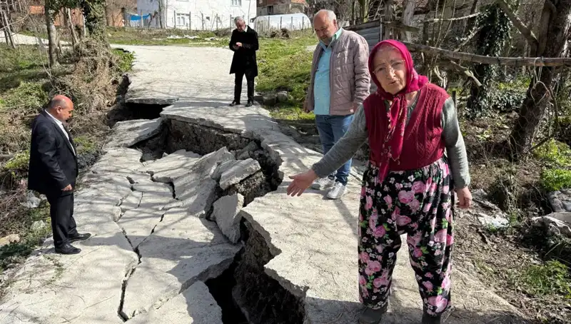 Diken Üstünde Olan 130 Hane: Heyelanda Mahalle Yolumuz Çöktü