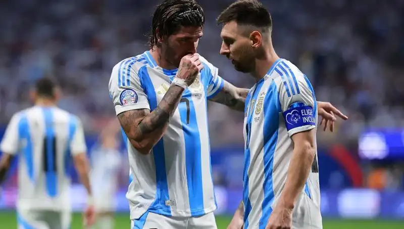 Messi'nin Yanında Rodrigo de Paul'un Sıcak Buluşması: Futbolseverleri Heyecanlandıran Anlar