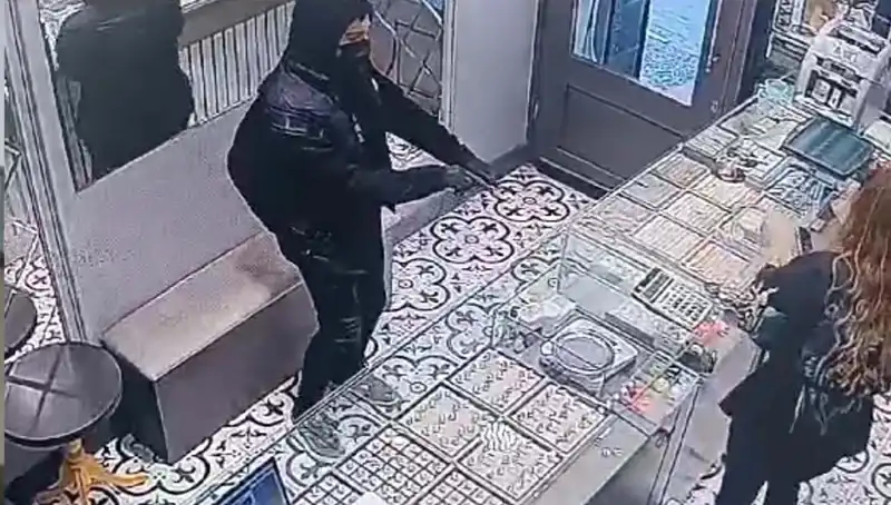 Soygun Girişimi Polisi Şaşkına Çevirdi: Dolaba Sıkışan Hırsızlar!