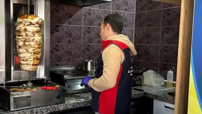 Tavuk Döner Alarmı: İşletmelere Baskınlarla Suç Ağına Darbe