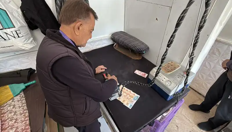 Ahmet Usta'nın İlginç Yöntemi: Paraları Utüyle İşliyor!