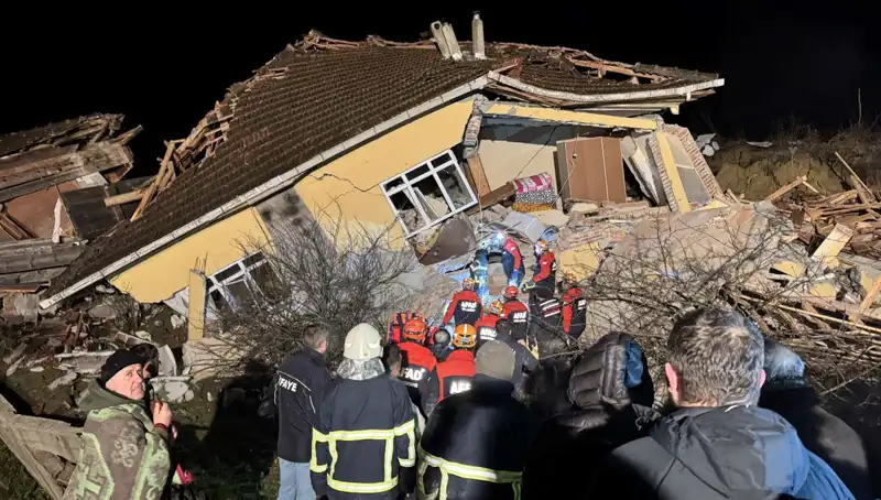 Sinop’ta Meydana Gelen Heyelan Panik Yarattı: 3 Ev Kullanılamaz Hale Geldi