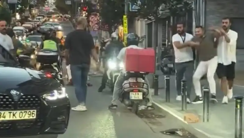 Nişantaşı'nda Yolda Bir Kadına Sopa Çeken Adamın Sırrı Ne?