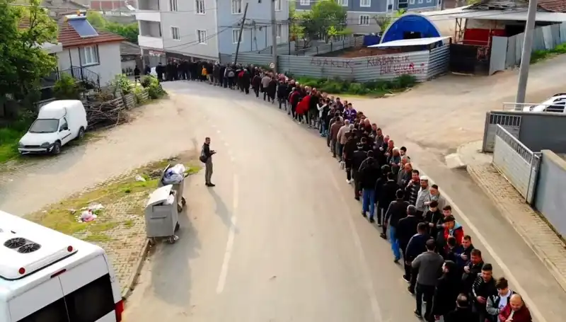 Bursa'nın O Mahallesinde Bayramlaşma Geleneği: 1 Kilometrelik Kuyruk Oluştu!