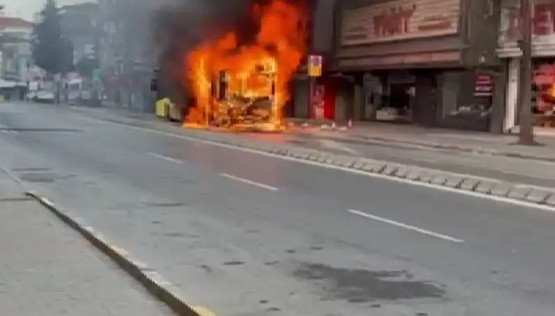 Ümraniye'de Korku Dolu Anlar: Binalar Alev Alev Yandı!