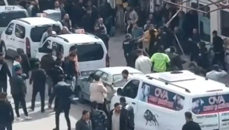 Erciş'te Taşlı Sopalı Kavga: 7 Gözaltı ve Gerilim Dolu Anlar