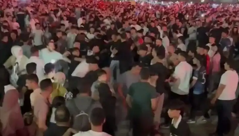 Ünlü Konserde Bıçaklı Kavga: Üç Kişi Yaralandı, Olay Sırasında Panik Yaşandı