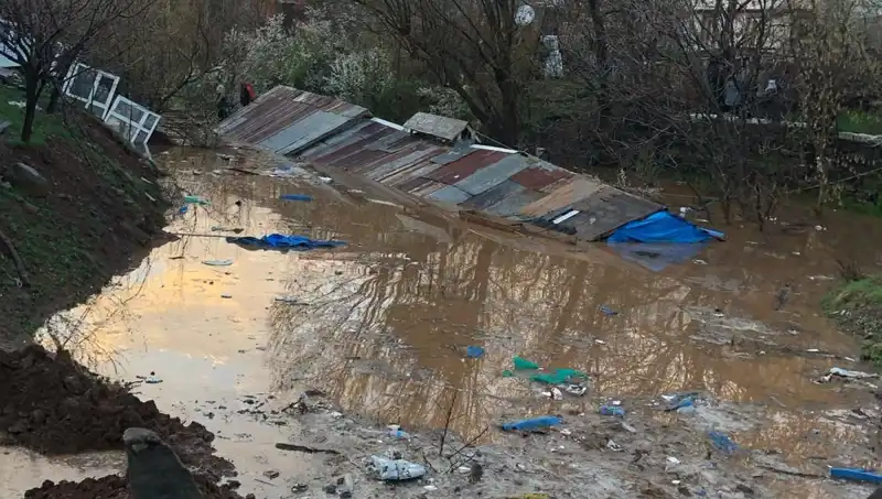 Bingöl'de Sağanak Yağışlar Ahırlara Zarar Verdi: Çiftçiler Zor Durumda